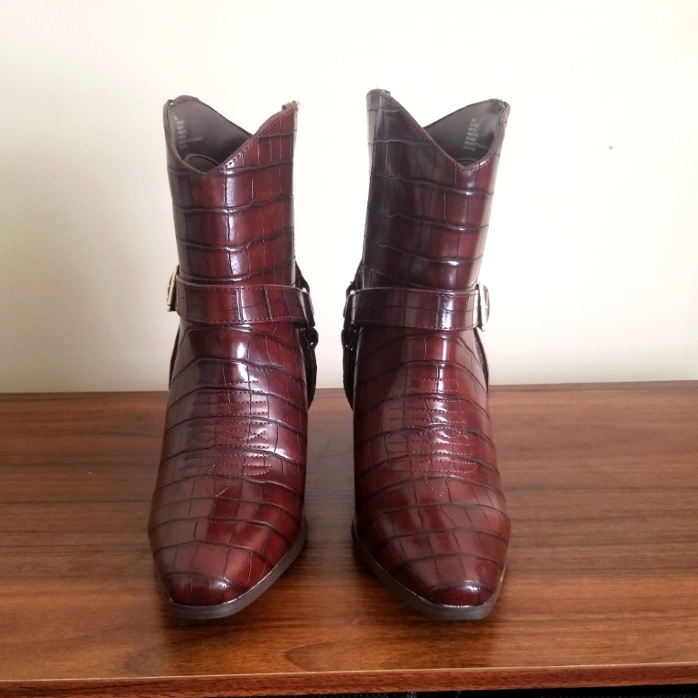 BRAND NEW NEVER WORN Women's Brown Cowboy Booties from Shoedazzle